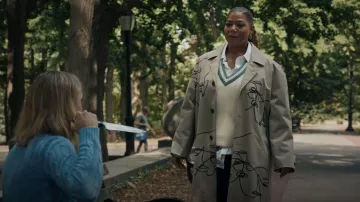 Manteau de trench en coton Gabardine imprimé Céline porté par Robyn McCall (Queen Latifah) comme on le voit dans les tenues de la série télévisée The Equalizer (saison 3 épisode 3)