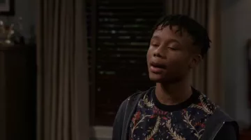 Camiseta de algodón orgánico escocés y soda usada por (Travis Wolfe Jr.) como se ve en Bob Hearts Abishola (S04E05)