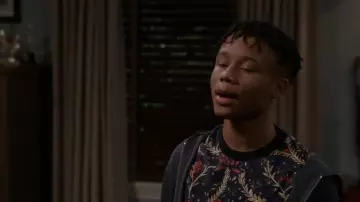 T-shirt en coton biologique Scotch & Soda porté par (Travis Wolfe Jr.) vu dans Bob Hearts Abishola (S04E05)