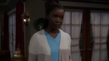 Madewell Ryder Stripe Cardigan usado por Abishola (Folake Olowofoyeku) como se ve en Bob Hearts Abishola (S04E05)