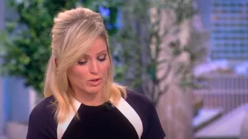 Victoria Beckham Robe T-shirt midi à rayures d’épaule portée par Sara Haines vue dans The View le 17 octobre 2022