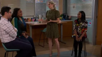 Tommy Hilfiger Polka Dot Mock Neck Dress porté par Gemma Johnson (Beth Behrs) comme on le voit dans The Neighborhood (S05E05)