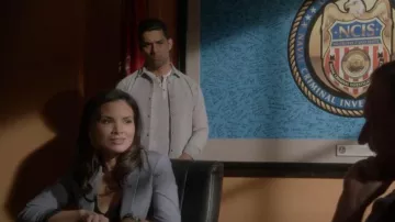 AllSaints Bomber Jacket en daim gris clair porté par Nick Torres (Wilmer Valderrama) vu dans NCIS (S20E05)