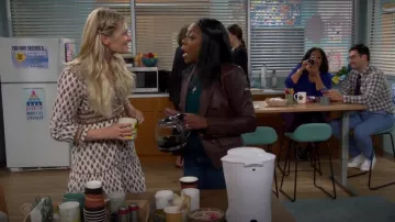 Veronica Beard Robe Alessandra portée par Gemma Johnson (Beth Behrs) vue dans The Neighborhood (S05E05)