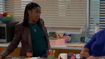 Veronica Beard Cooke Chaqueta de cuero usada por Tina Butler (Tichina Arnold) como se ve en The Neighborhood (S05E05)