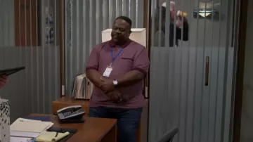 Ted Baker Polo texturé porté par Calvin Butler (Cedric the Entertainer) vu dans The Neighborhood (S05E05)