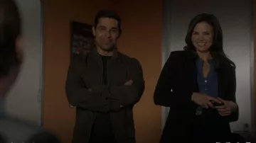 Allsaints Lows Padded Bomber Jacket en marron porté par Nick Torres (Wilmer Valderrama) vu dans NCIS (S20E05)