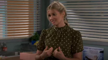Collier pendentif Madewell Musée porté par Gemma Johnson (Beth Behrs) vu dans The Neighborhood (S05E05)