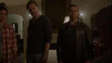 AllSaints Boyton Leather Bomber Jacket porté par Nick Torres (Wilmer Valderrama) vu dans NCIS (S20E05)