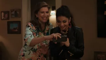 Veronica Beard Cooke Blazer de cuero usado por Nikki Ramos (Ginger Gonzaga) como se ve en She-Hulk: Attorney at Law (S01E09)