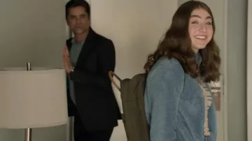 Mochila Fjallraven Kanken usada por Emma Korn (Sophia Mitri Schloss) vista en Big Shot (S01E03)