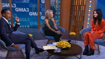 Guess Eco Shayna Mock Neck Top usado por Amy Robach como se ve en Good Morning America el 18 de octubre de 2022