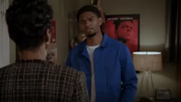 Alexander McQueen Papercut Skull Chore Jacket usada por JR (Sylvester Powell) como se ve en All American: Homecoming (S01E11)