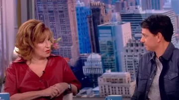 Nanushka Thora Vegan-Leather Short-Sleeve Top porté par Joy Behar comme vu dans The View le 18 octobre 2022