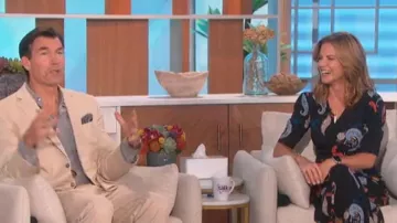 Voir par Chloe Paisley-Imprimé Robe en crêpe à ourlet trempé portée par Natalie Morales comme vu dans The Talk le 17 octobre 2022