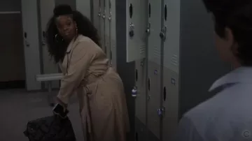 Kurt Geiger London XXL Kensington Soft Shoulder Bag usado por Jordan Allen (Bria Henderson) como se ve en The Good Doctor (S06E02)