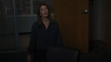 Theory Classic Camisa ajustada usada por la Dra. Audrey Lim (Christina Chang) como se ve en The Good Doctor (S06E03)