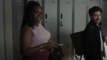 Kurt Geiger London Black Kensington Extra Large Leather Shoulder Bag usado por Jordan Allen (Bria Henderson) como se ve en The Good Doctor (S06E03)