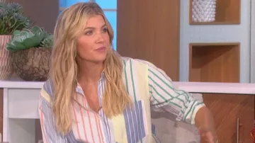 Rails Arlo Stripe Long-Sleeve Button-Down Top porté par Amanda Kloots comme vu dans The Talk le 19 octobre 2022