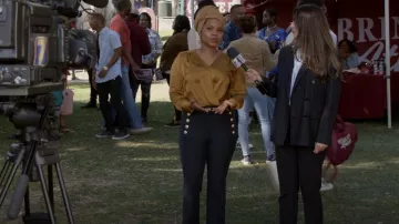 Pantalon Derek Lam 10 Crosby Robertson taille haute porté par Amara Patterson (Kelly Jenrette) comme on le voit dans All American: Homecoming (S01E13)