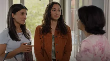 Veste en velours côtelé bleu marine ancienne portée par Astrid (Meaghan Rath) comme on le voit dans Children Ruin Everything (S02E05)
