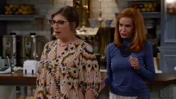 Robe Ba&sh Cleo portée par Kat (Mayim Bialik) vue dans Call Me Kat (S03E04)