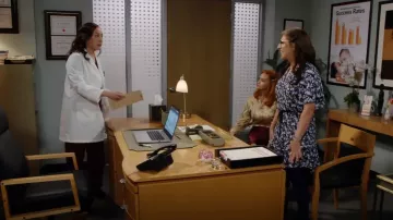 Robe Reiss Lulu portée par Kat (Mayim Bialik) vue dans Call Me Kat (S03E04)