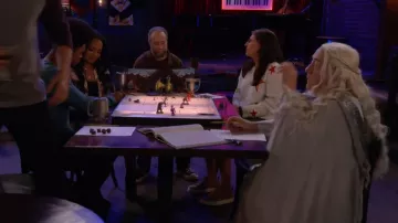 Chloe Lauren Sontoped Sneakers portés par Kat (Mayim Bialik) comme on le voit dans Call Me Kat (S03E04)