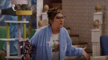 Mother The Lil Goodie Goodie Graphic Tee porté par Kat (Mayim Bialik) vu dans Call Me Kat (S03E04)