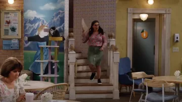 Chloe Lauren Baskets portées par Kat (Mayim Bialik) dans Call Me Kat (S03E04)