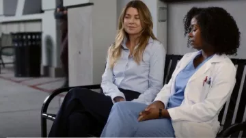 Theory Collar Button Down Long Sleeve usado por la Dra. Meredith Grey (Ellen Pompeo) como se ve en Grey's Anatomy (S19E03)