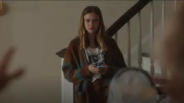 Re/Done 90s Brick Cardigan worn by Ellie Brannock (Isabel Gravitt) as seen in The Watcher (S01E02)
