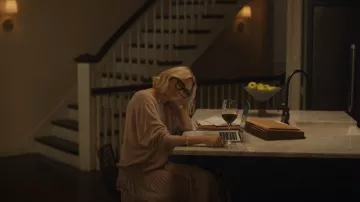 Club Monaco Pull-On Pleated Skirt worn by Nora Brannock (Naomi Watts) as seen in The Watcher (S01E02)