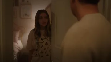 T-shirt Ardene Pigment-Dye Boyfriend porté par Ellie Brannock (Isabel Gravitt) comme on le voit dans The Watcher (S01E04)