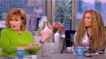 Alice + Olivia Crewneck Drop Shoulder Pullover porté par Joy Behar vu dans The View le 20 octobre 2022