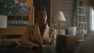 A.l.c. James Col roulé porté par Theodora Birch (Noma Dumezweni) vu dans The Watcher (S01E06)