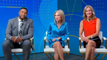 Robe enveloppante Zara Satin Effect portée par Amy Robach vue dans Good Morning America le 20 octobre 2022