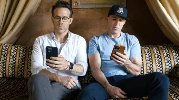 Eyeglasses worn by Ryan Reynolds as seen in Welcome to Wrexham (Season 1 Episode 11)