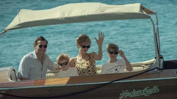 Gafas de sol usadas por el príncipe Carlos (Dominic West) como se ve en el programa de televisión The Crown (temporada 5)