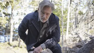 Veste de pluie à capuche portée par Harry Ambrose (Bill Pullman) dans les tenues de la série télévisée The Sinner (saison 4 épisode 1)
