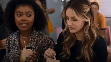 H&M Leopard Denim Jacket usada por Olive Cooper (Monique Green) como se ve en Big Shot (S01E04)