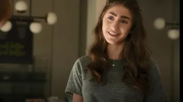 Madewell Whisper Cotton Crewneck Tee usada por Emma Korn (Sophia Mitri Schloss) como se ve en Big Shot (S01E05)
