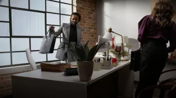 Alexander y McQuuen Pinstripe y Checked Wool-Blend Midi usado por (Ryan Michelle Bathe) como se ve en All Rise (S02E01)