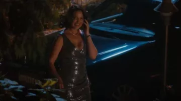 Betsy & Adam Metallic Faux Wrap Sheath Vestido usado por Tully Hart (Katherine Heigl) como se ve en Firefly Lane (S01E01)