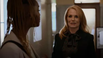 Chemisier à col cravate Rag & Bone porté par Lisa Benner (Marg Helgenberger) comme on le voit dans All Rise (S02E01)