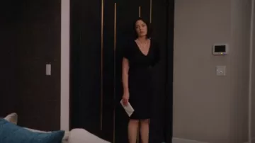 Kensie Kenzie Cape Sleeve Vestido usado por Tully Hart (Katherine Heigl) como se ve en Firefly Lane (S01E01)