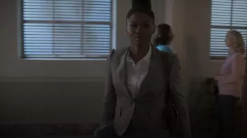 Galería de bolsos con el logotipo del entrenador usado por Jax Stewart (Emayatzy Corinealdi) como se ve en Duda razonable (S01E05)