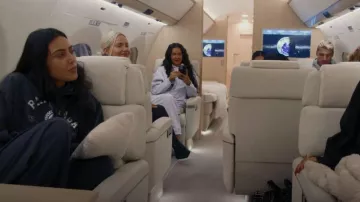 Balenciaga Paris-Logo Sudadera con capucha de gran tamaño usada por Kim Kardashian como se ve en The Kardashians (S02E05)