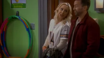 Aqua Green X Maddie & Tae Camo Butterfly Patch Anorak usado por Becky Conner-Healy (Lecy Goranson) como se ve en The Conners (S05E05)
