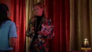 Alice + Olivia Macey Blazer floral porté par Ginger Cline (Susan Anton) vu dans The Cleaning Lady (S02E05)